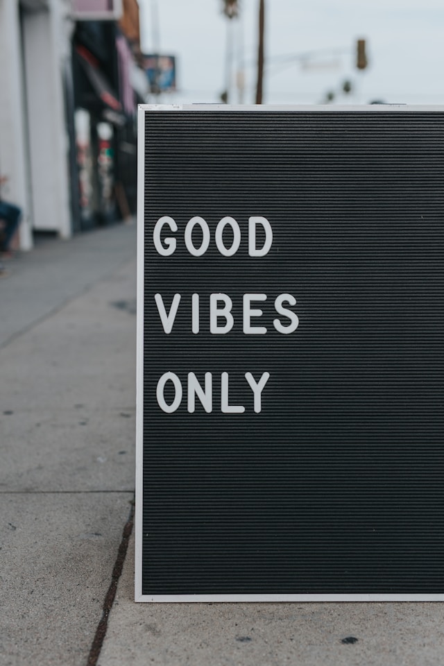 Sign that says good vibes only